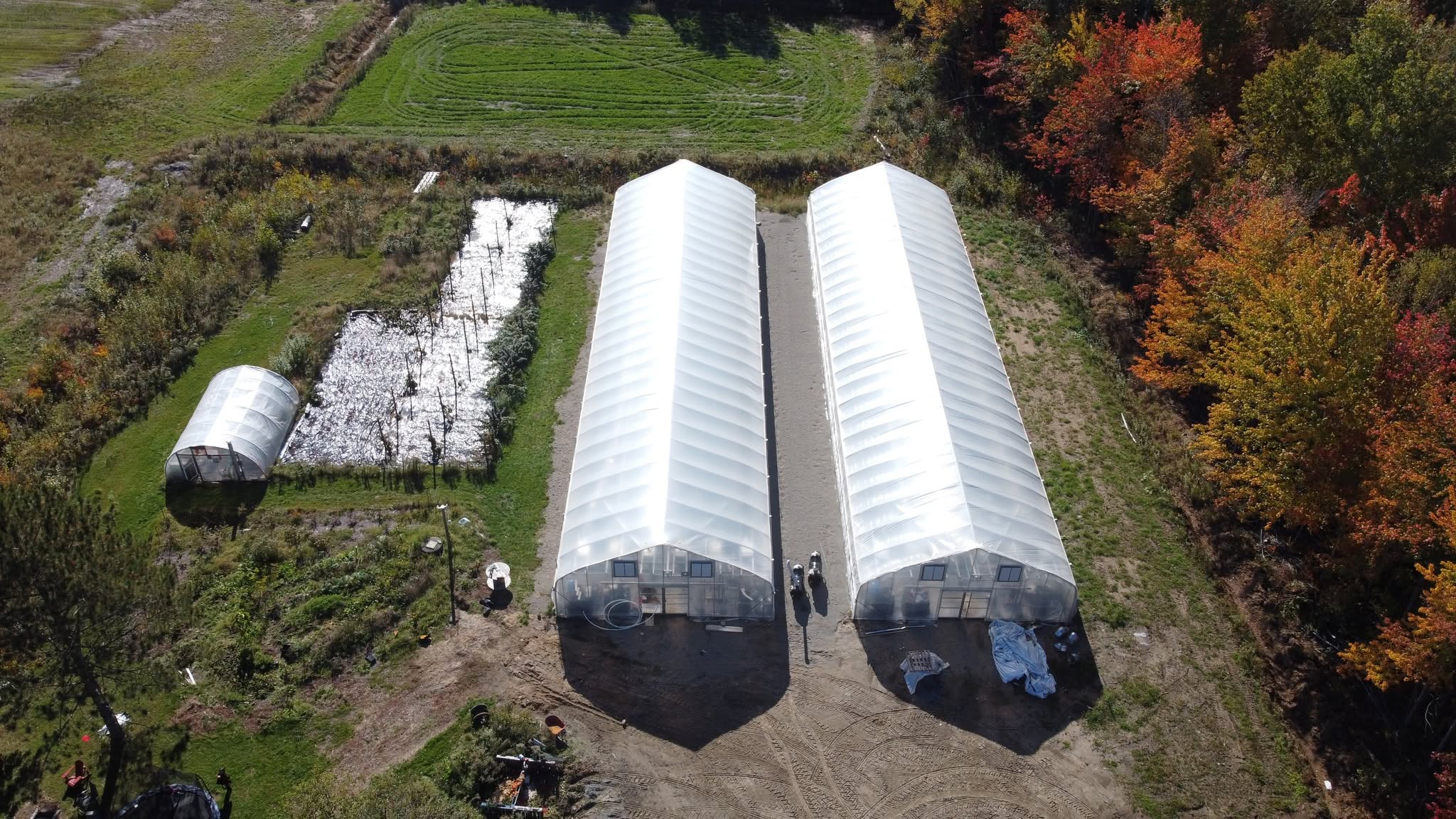 Vue aérienne des deux serres de la Ferme Almana en automne