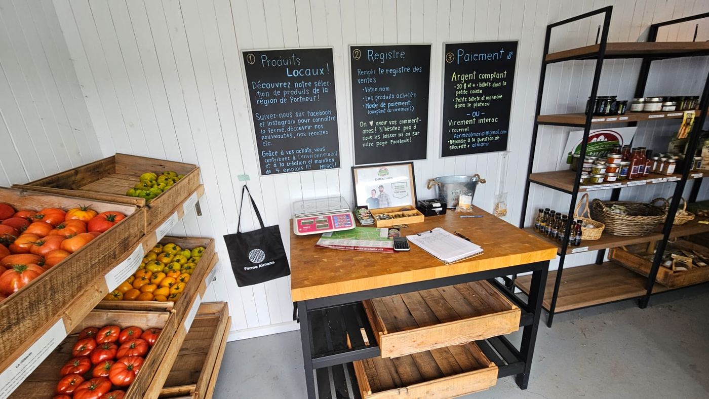 Le comptoir de la boutique libre-service, avec ses tableaux d'instructions