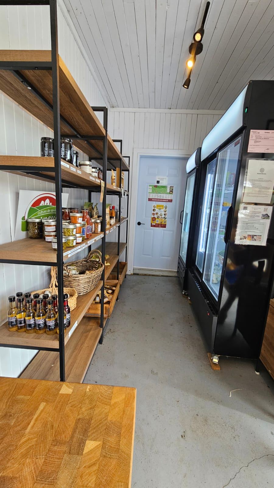 Étagères de produits transformés et réfrigérateurs de la boutique