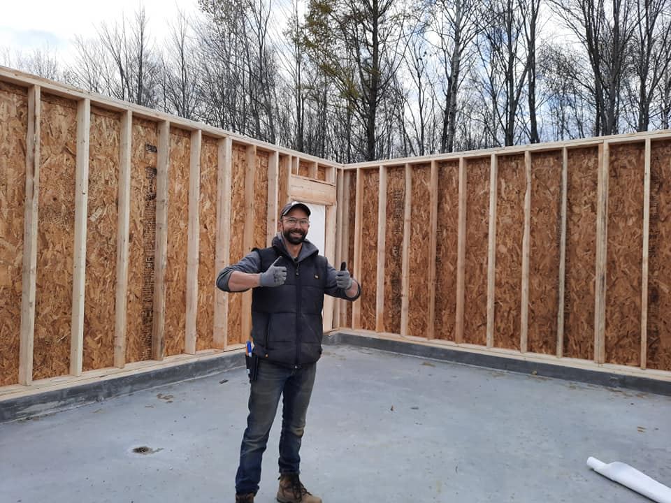 Mathieu sur le chantier du bâtiment multifonctionnel