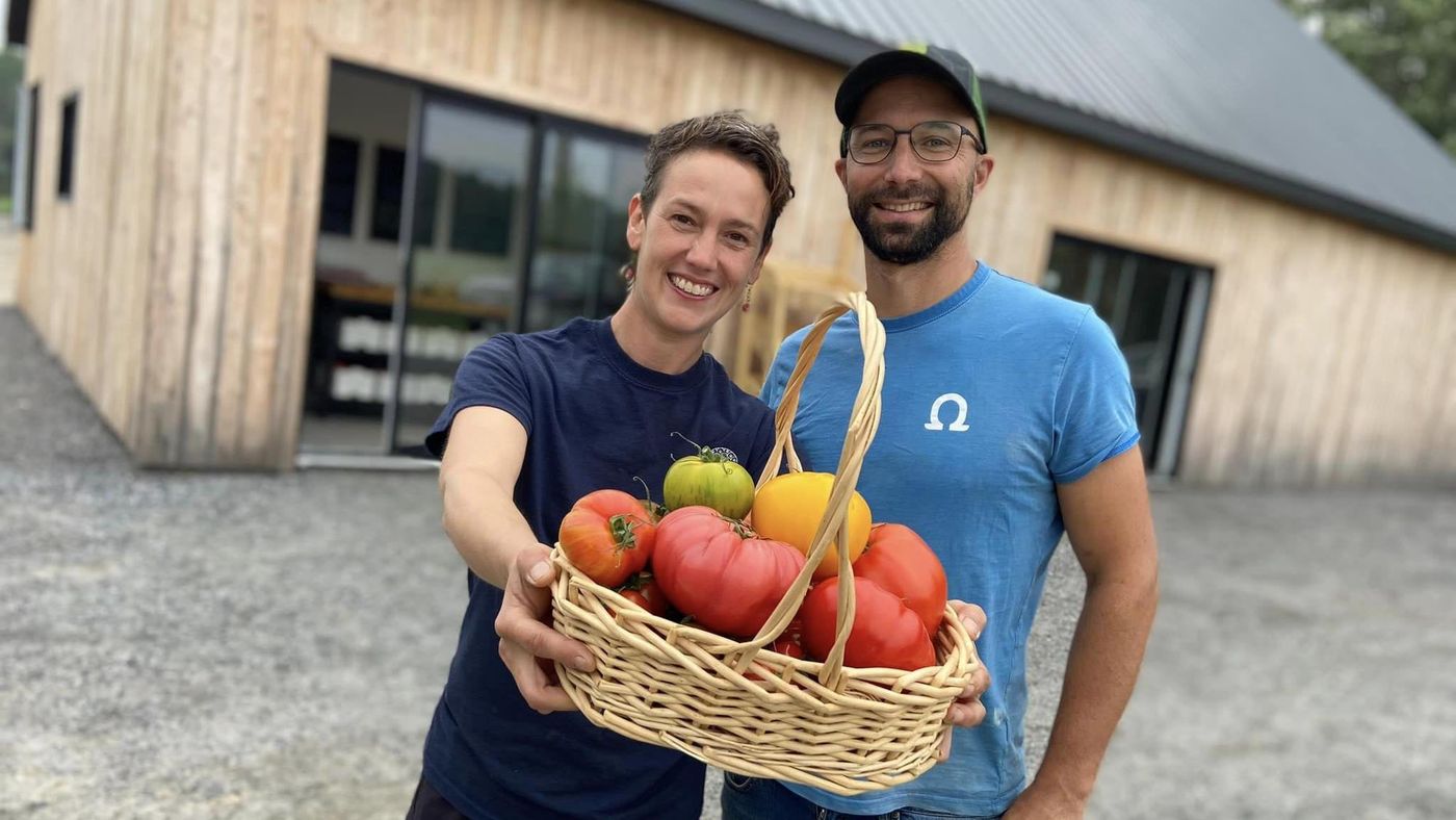 Rosalie et Mathieu, panier de tomates de spécialité bio à la main